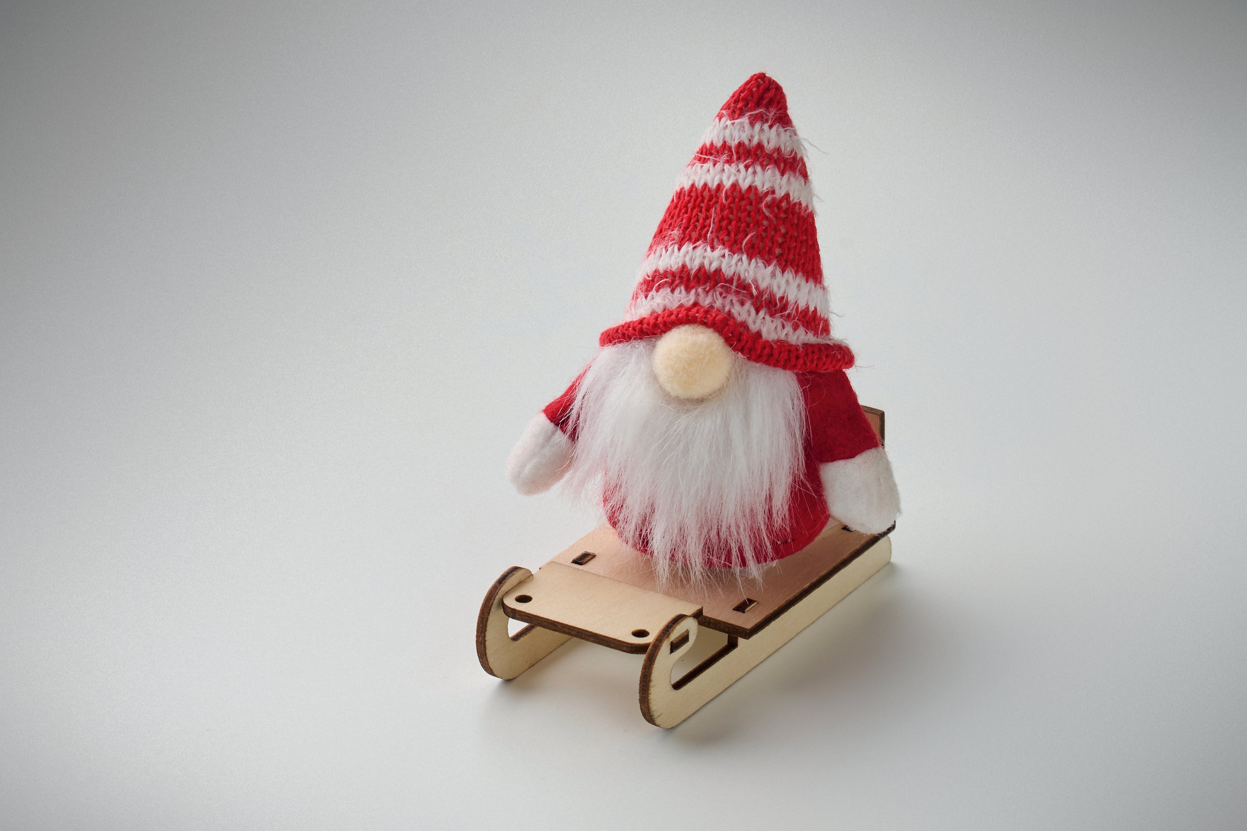 Skrzat na drewnianych saniach FROSTY SLEIGH