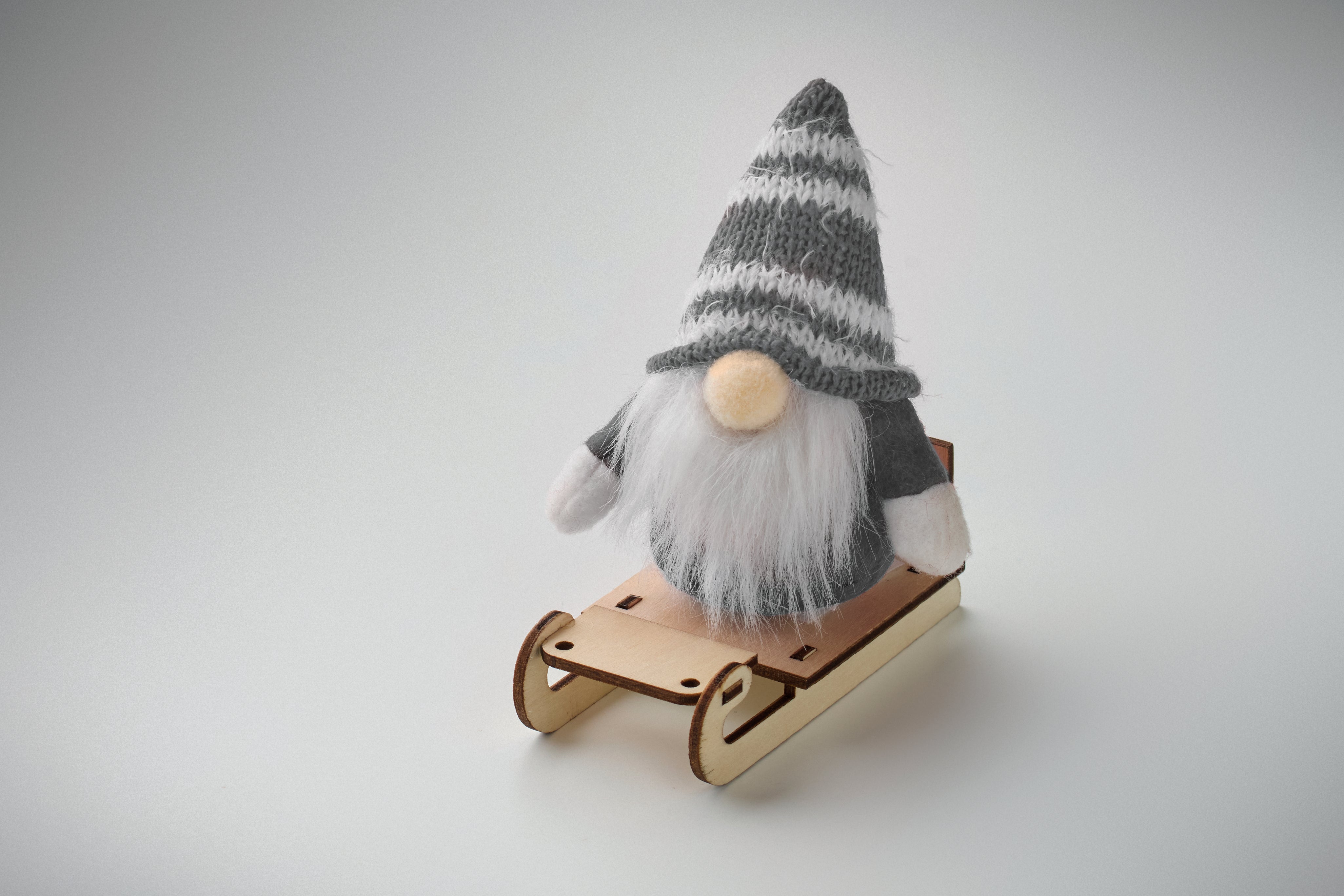 Skrzat na drewnianych saniach FROSTY SLEIGH
