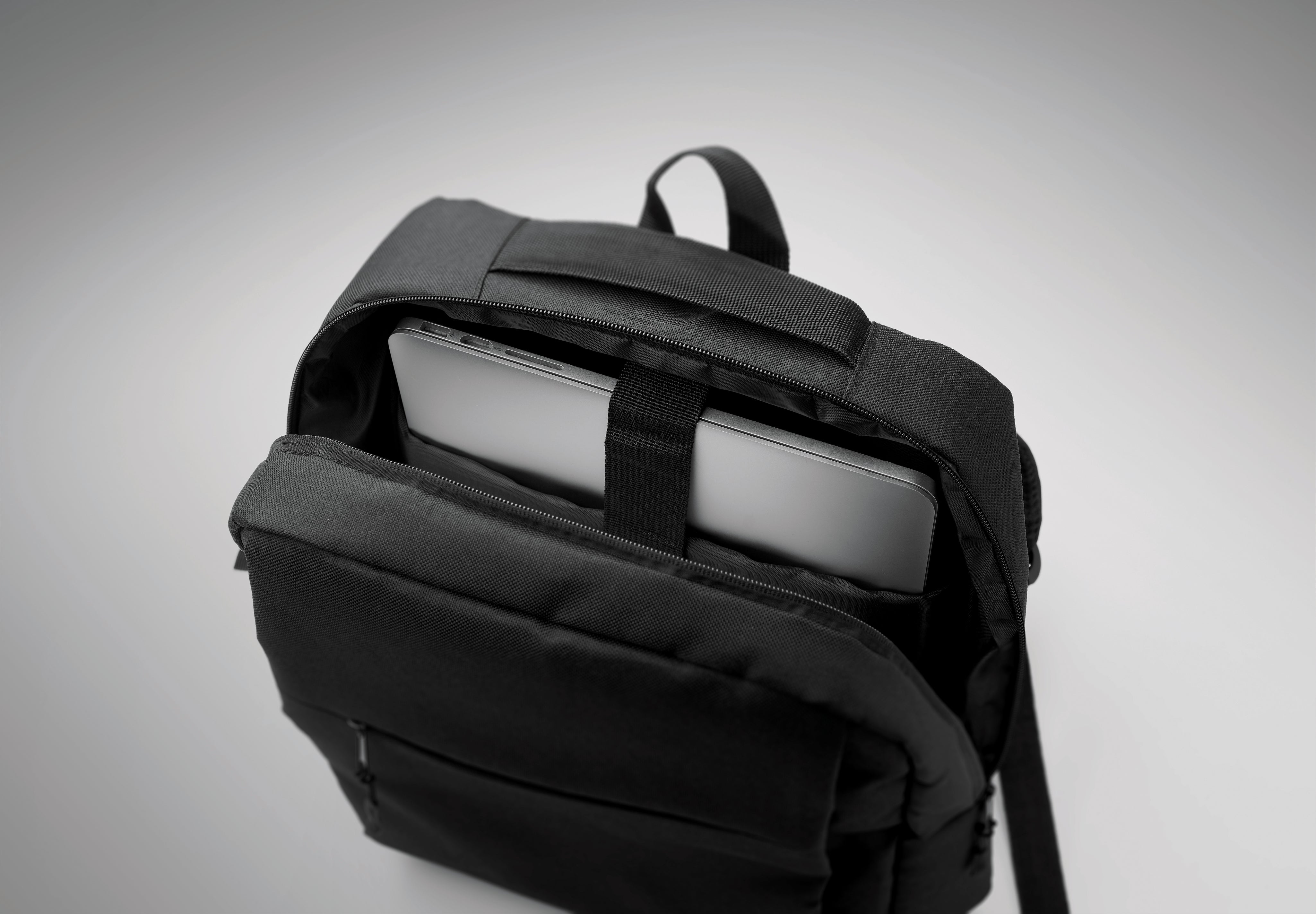 Smukły plecak na laptop 15 cal AKRAOS
