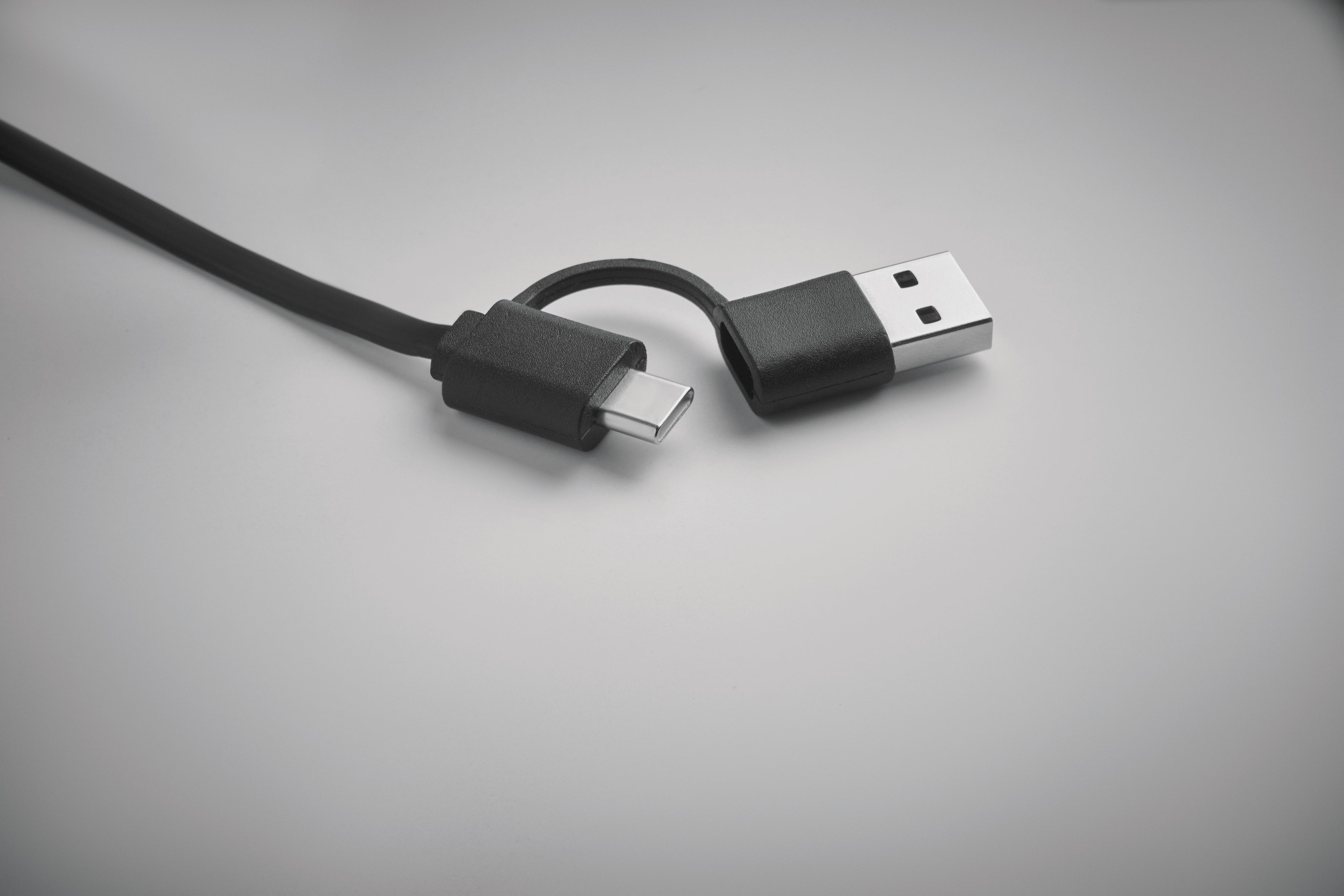 Zwijany kabel ładujący o mocy 6 LINEA