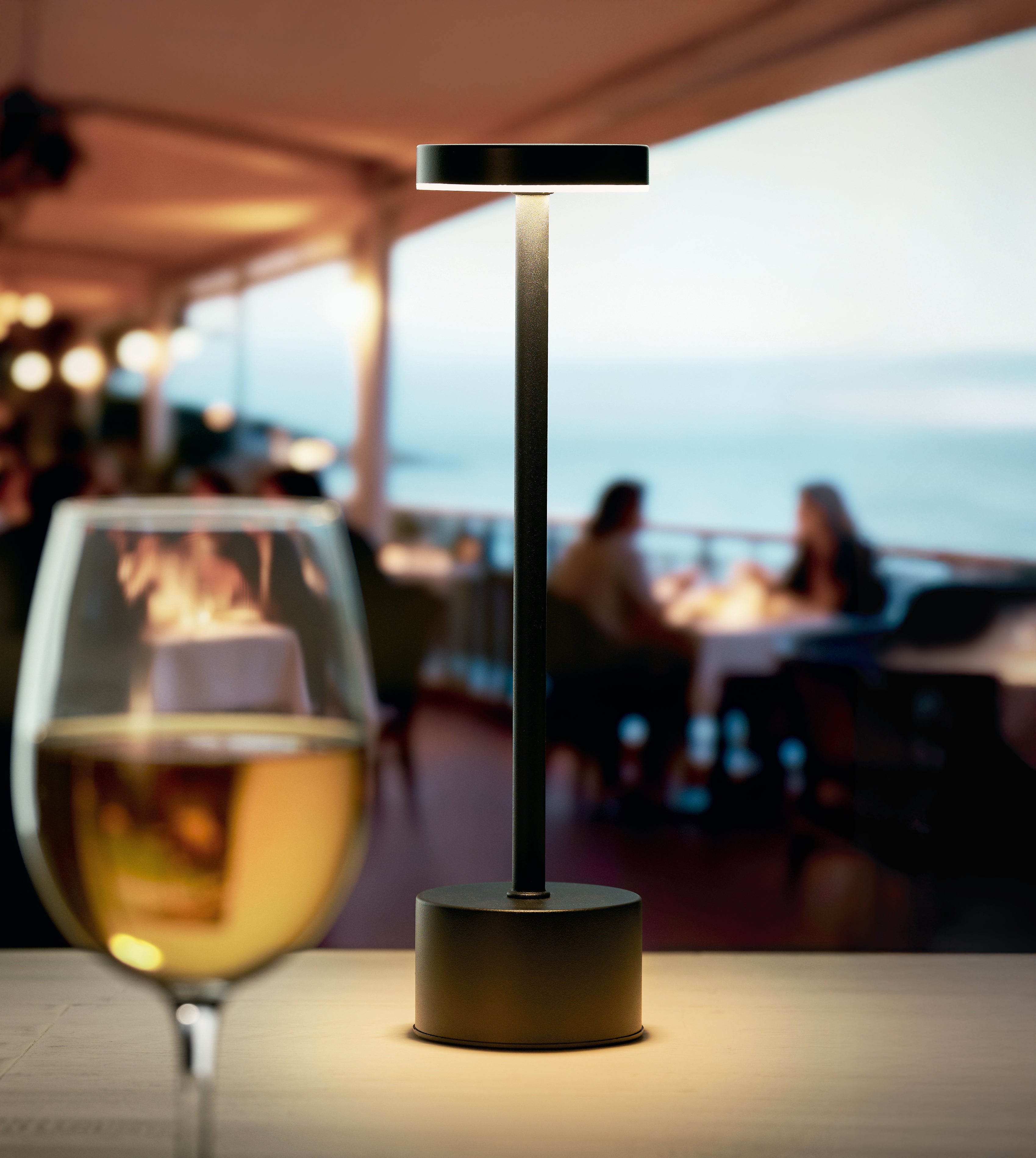 Aluminiowa lampa stołowa BISTRO