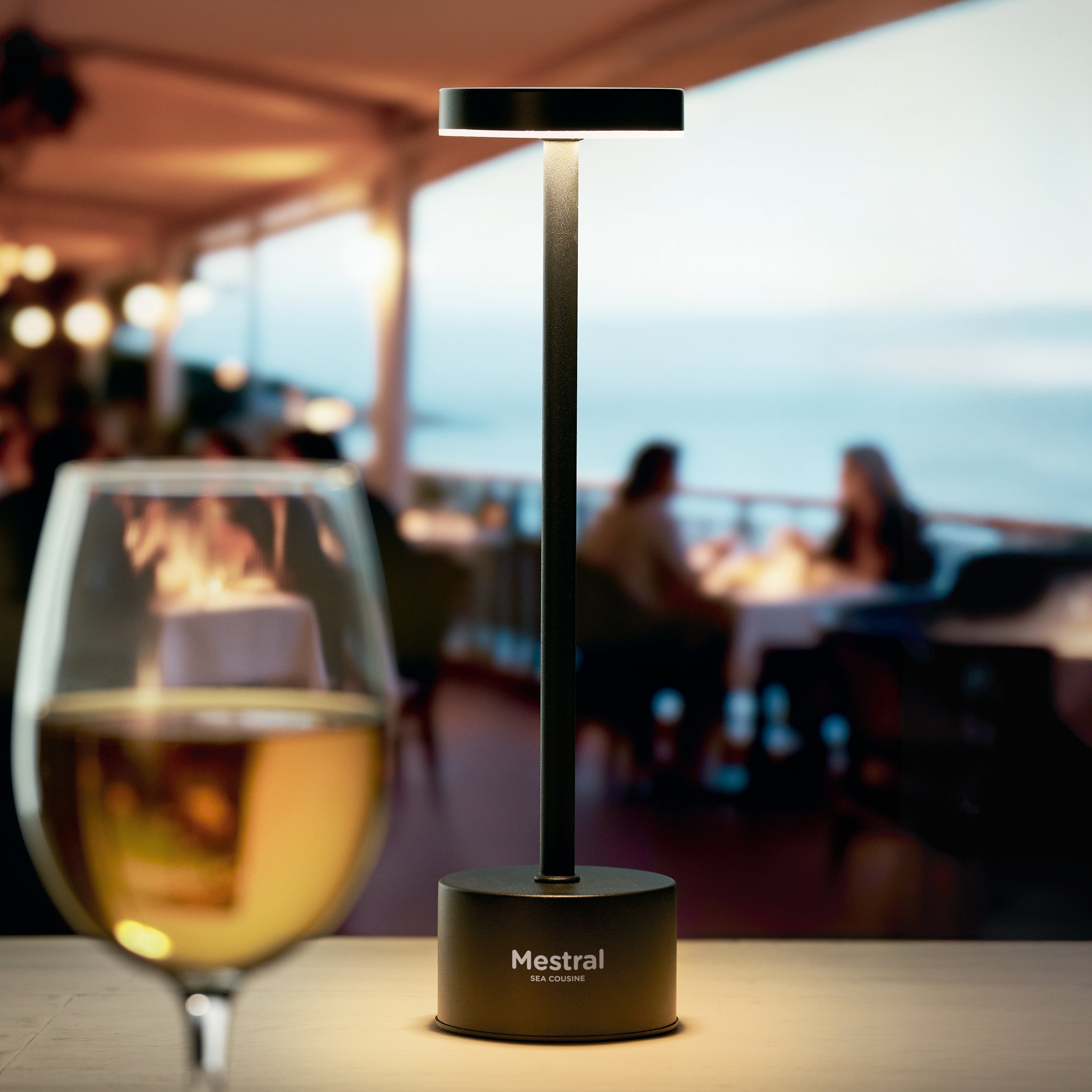 Aluminiowa lampa stołowa BISTRO